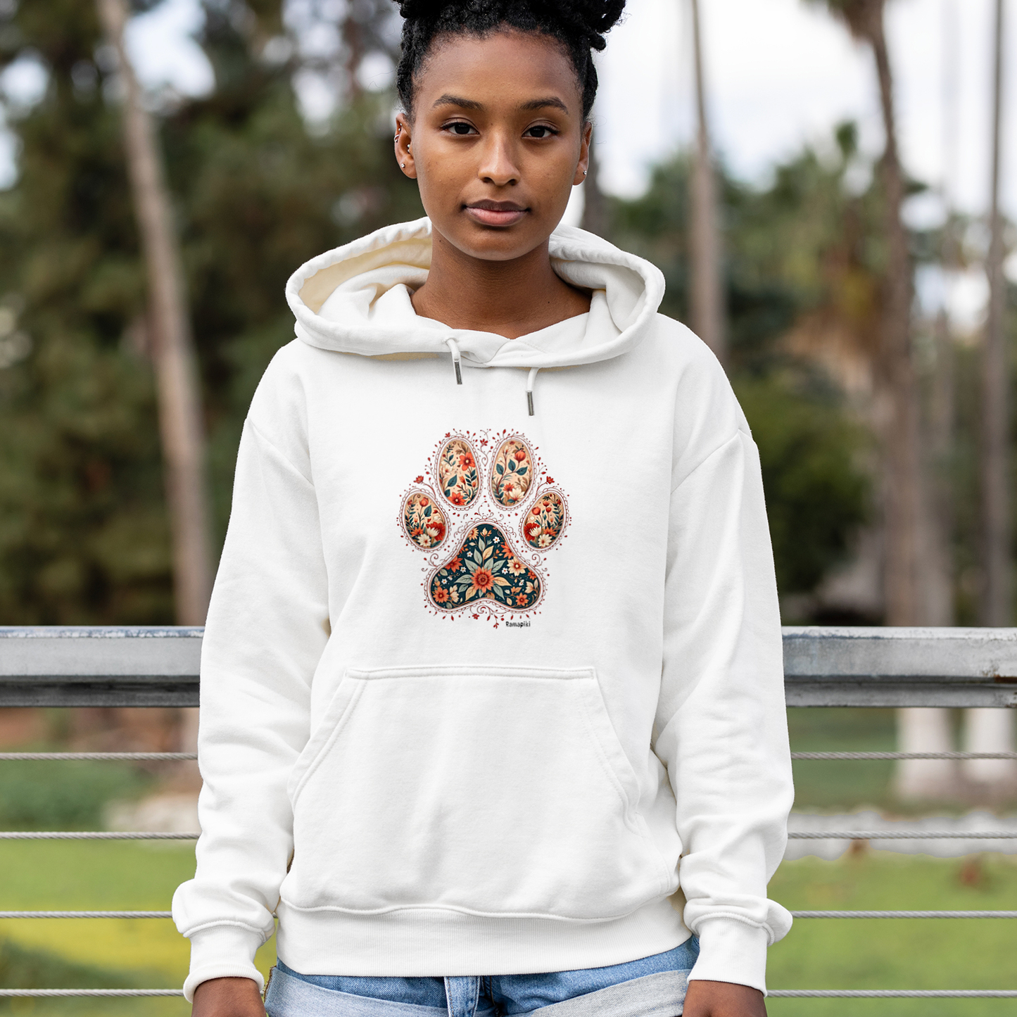 Mockup felpa donna con cappuccio e stampa zampa floreale liberty indossata