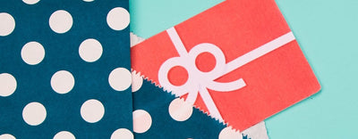carta regalo rossa con fiocco rosa