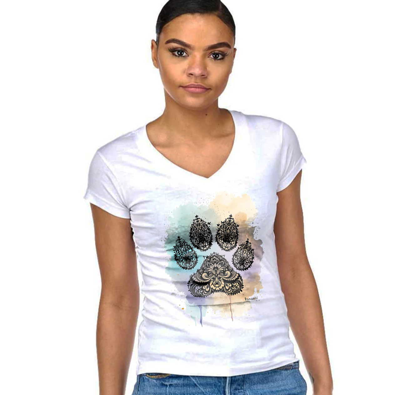 Mockup t-shirt zampa mandala bianca - donna scollo V con stampa decorativa - maglietta casual pet lover
