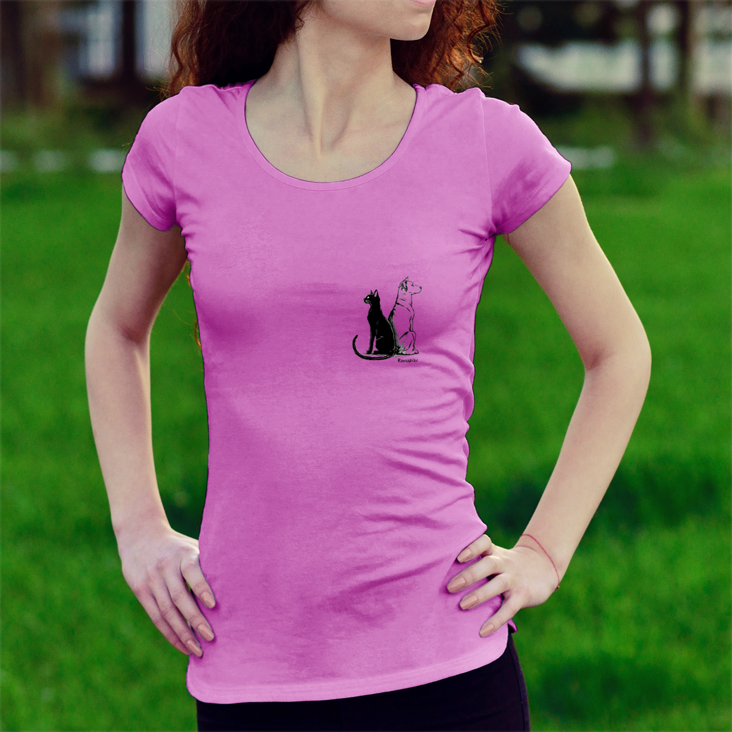 Mockup t-shirt donna girocollo con stampa cane e gatto
