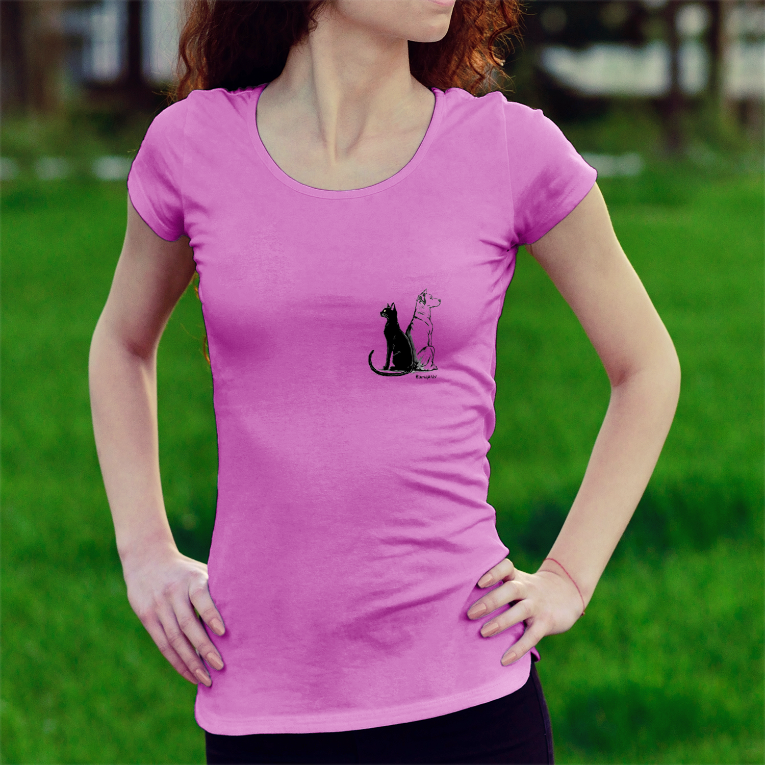 Mockup t-shirt donna girocollo con stampa cane e gatto
