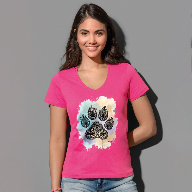 Mockup t-shirt zampa mandala da donna scollo V con grafica ornamentale - abbigliamento artigianale
