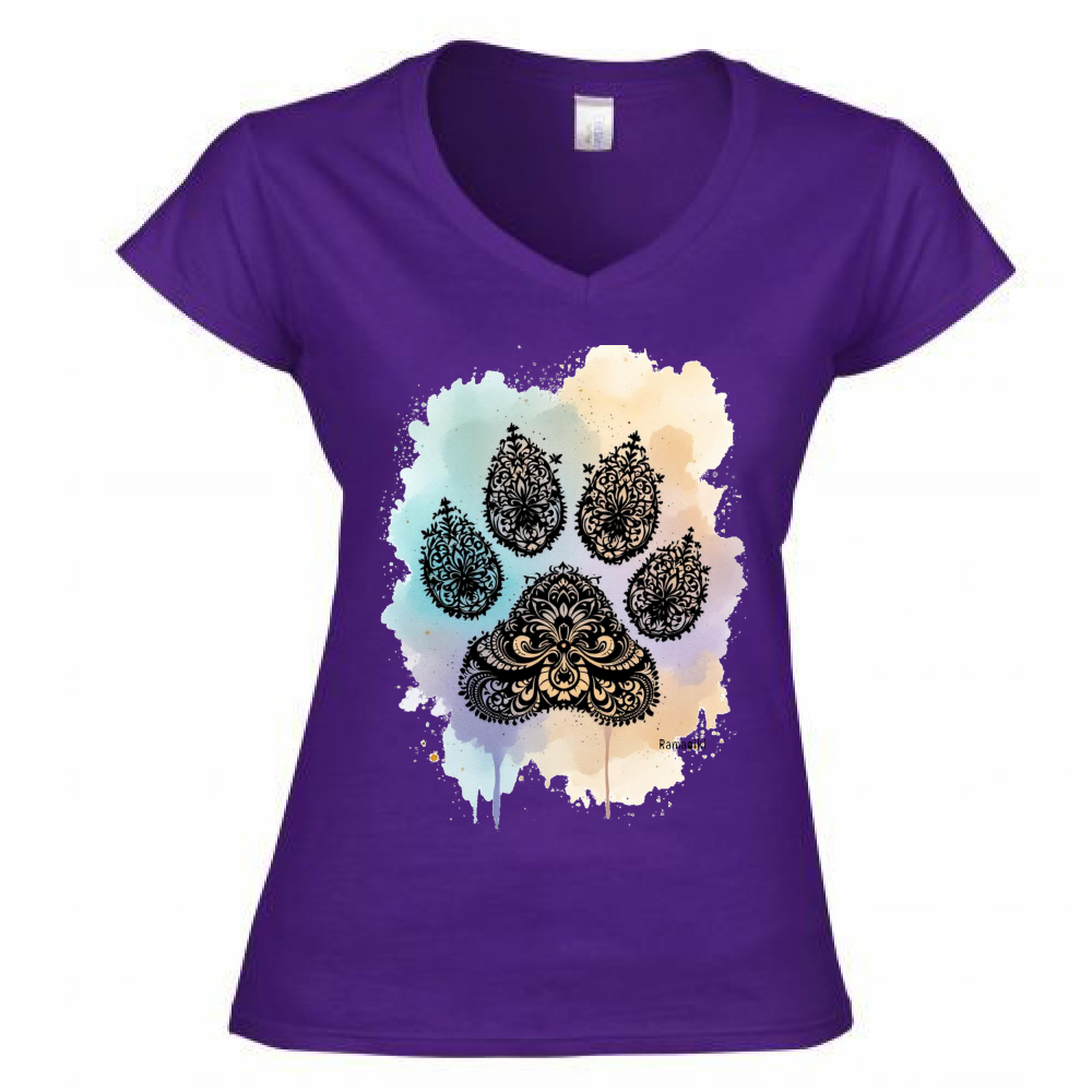 Dettaglio stampa zampa mandala ornamentale su t-shirt donna - design artigianale pet lover
